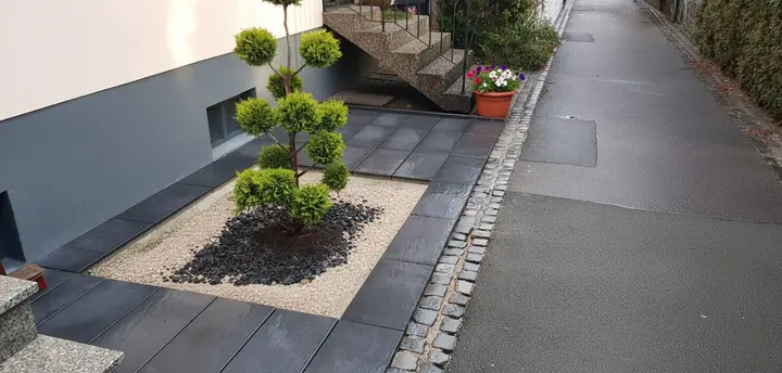 Gartengestaltung mit Naturstein-Einfassung von Rein & Gartenservice in Altdorf bei Nürnberg