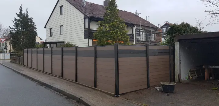 Dunkler Sichtschutzzaun mit Gartentor von Rein & Gartenservice in Altdorf bei Nürnberg