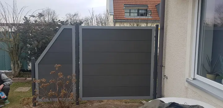 Lange Grundstückseinfriedung in Holzoptik von Rein & Gartenservice in Altdorf bei Nürnberg