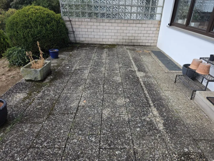 Professionelle Hochdruckreinigung einer Terrasse für strahlende Sauberkeit durch Rein & Gartenservice in Altdorf bei Nürnberg.