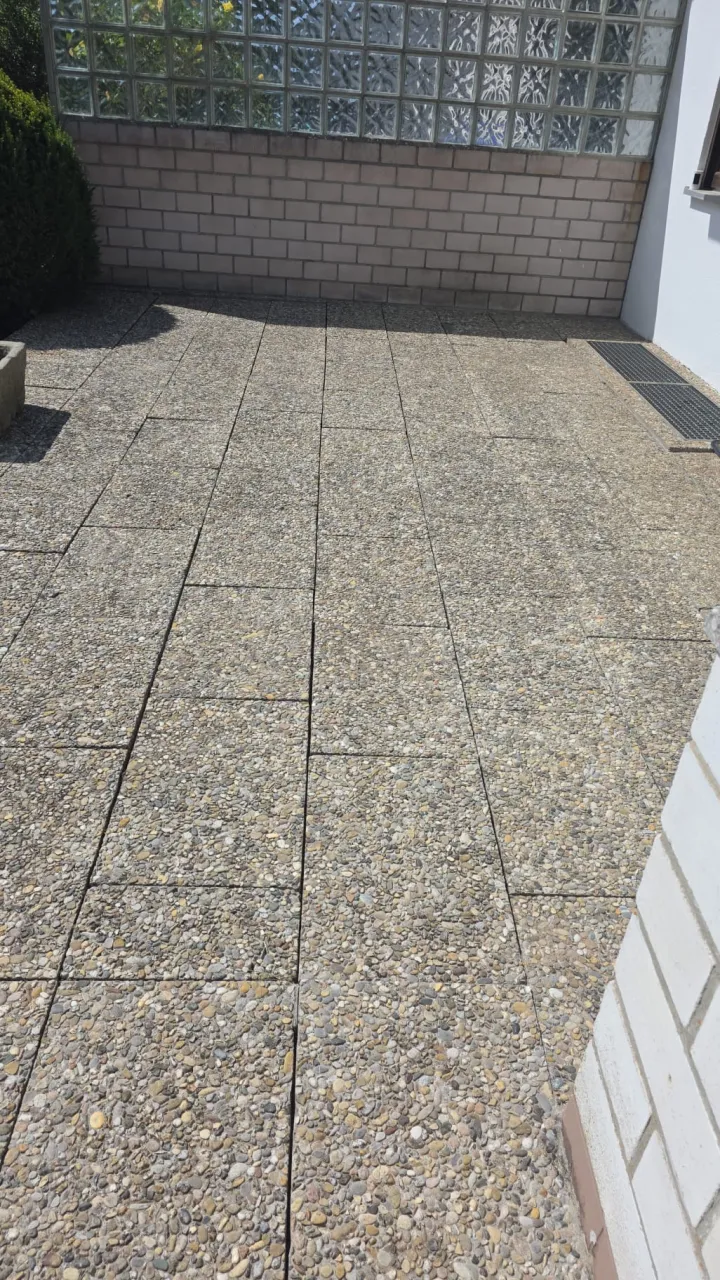 Professionelle Hochdruckreinigung einer Terrasse für strahlende Sauberkeit durch Rein & Gartenservice in Altdorf bei Nürnberg.